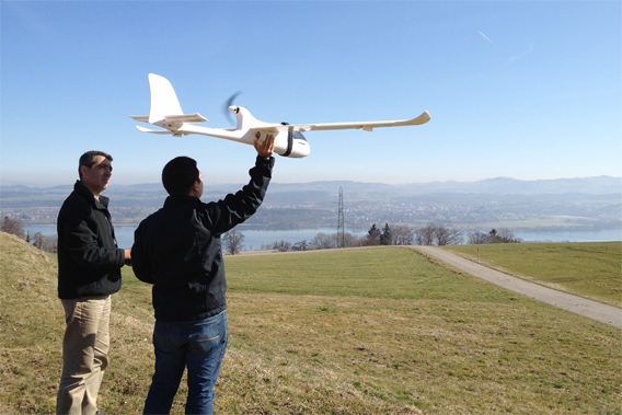 Koh dan Wich saat menguji pesawat tanpa awak mereka di Swiss. Pesawat ini telah dilengkap berbagai kamera, seperti GoPro HD Hero, Canon Ixus 220 HS, dan Pentax Optio WG-1 GPS. Foto: Lian Pin Koh 