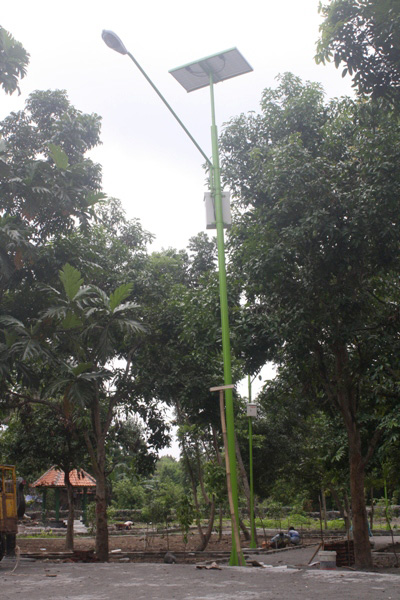 13 Lampu dengan tenaga Solar Panel menjadi alat penerang di taman hijau percontohan di kampung hijau gambiran
