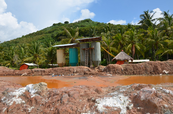 Sebuah lokasi pengolahan tambang liar di Lombok  (http://www.mongabay.co.id/)