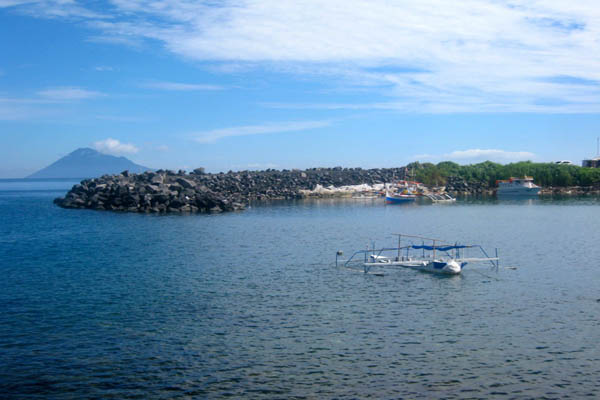 Laut yang telah dikotak-kotak demi alasan 'pembangunan ekowisata' di Kota Manado. Kehidupan nelayan pun makin terdesak. Foto: Christopel Paino