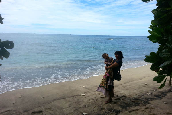 Keindahan pantai di tepi Cagar Alam Batu Putih. Karena berbatasan dengan laut ini juga, kadang para penjarah datang lewat laut menggunakan kapal-kapal kecil hingga pengawasan makin sulit. Foto: Sapariah Saturi