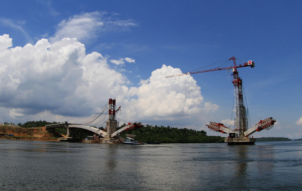 Pembangunan Jembatan Pulau Balang, Teluk Balikpapan, Kalimantan Timur. Foto: Hendar