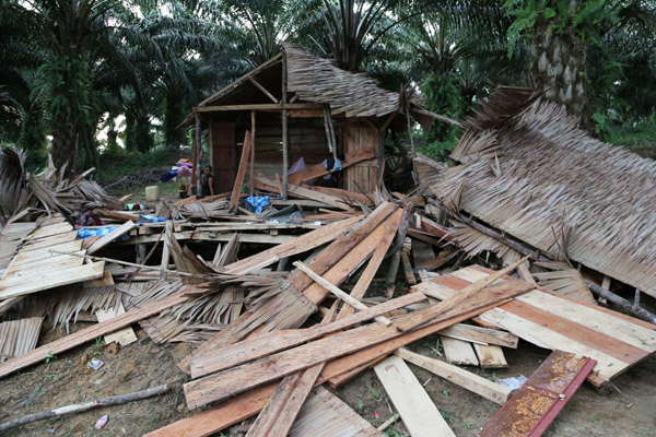Rumah Suku Anak Dalam yang terjepit perkebunan kelapa sawit kini tinggal tersisa puing-puing belaka. Foto: Feri Irawan