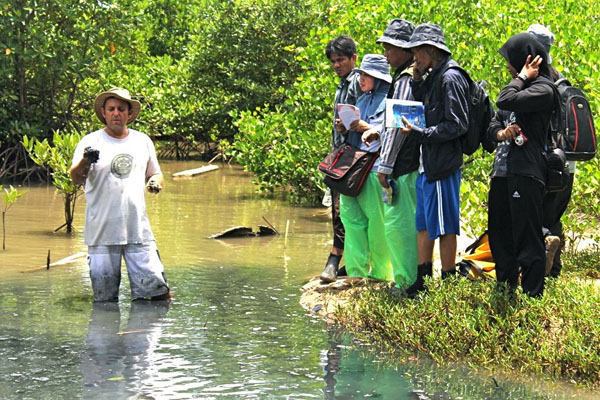 Sekolah lapangan yang digagas MAP Indonesia dan Oxfam di Sulsel, sebagai upaya agar warga bisa mengelola mangrove berkelanjutan. Foto: MAP Indonesia