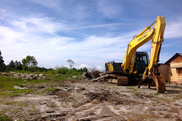 Alat berat yang digunakan menggusur hutan kemenyan. Foto: Ayat S Karokaro