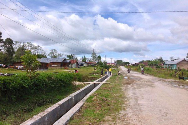 Desa Pandumaan kala pagi tiba, anak-anak bermain riang di tengah ancaman hutan, ruang hidup mereka yang terus TPL. Foto: Ayat S Karokaro