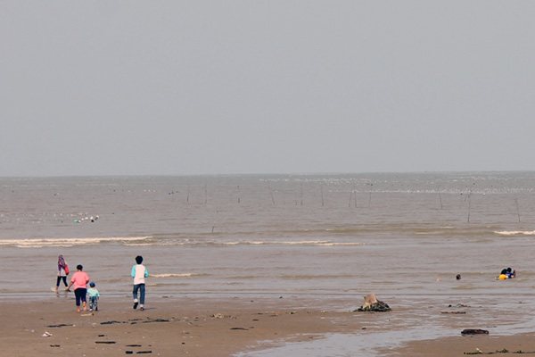 Di sepanjang Pantai Amal, para pembudi daya rumput laut menggantungkan hidupnya. Namun, mereka diresahkan adanya ranjau laut yang masih aktif. Foto: Sofyan
