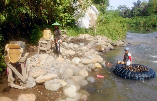 Kerja seharian, para penambang batu koral ini mendapatkan penghasilan Rp20 ribu. Foto Taufik Wijaya