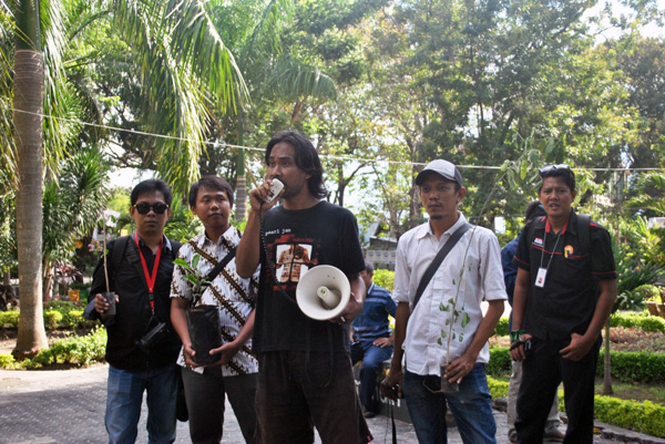 Orasi dalam mimbar bebas sebagai bentuk protes penebangan pohon di taman kota Palu. Foto: Syarifah Latowa