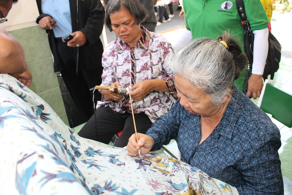 Proses pembuatan batik tulis bertema mangrove oleh perajin dan kader lingkungan Kecamatan Rungkut, Surabaya. Foto : Petrus Riski