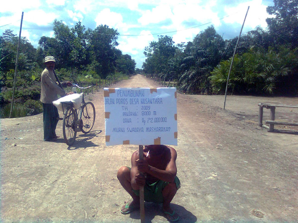 Masyarakat Desa Nusantara OKI, membiayai sendiri infrastruktur desa, termasuk membangun jalan sejauh 8.000 meter dengan biaya 72 juta rupiah. Foto: Muhammad Hairul Sobri