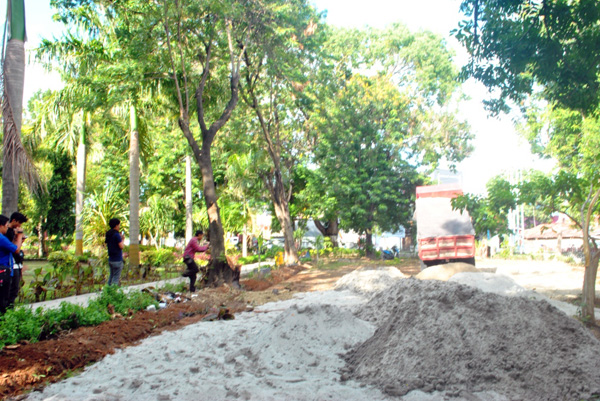 Saat pemerhati lingkungan melakukan protes, disaat bersamaan truk terus melakukan penimbunan di taman kota untuk dijadikan lahan parkir. Foto: Syarifah Latowa