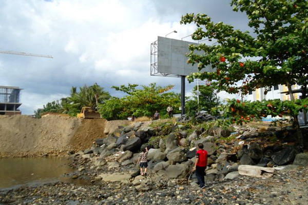 Warga dan nelayan protes dan berusaha menghentikan pengerukan tepian Pantai Sario Tumpaan. Foto: Themmy Doaly