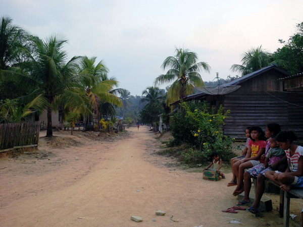 Sejumlah warga Desa Petebang Jaya sedang mengisi waktu luang usai menoreh karet. Desa ini sudah masuk dalam konsesi Hutan Tanaman Industri (HTI) milik PT. Wana Hijau Pesaguan. Foto: Andi Fachrizal