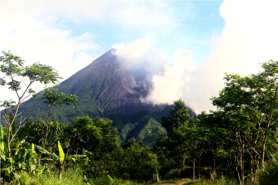 Kondisi Gunung Merapi 11 April 2014 lalu dari Desa Balerante. Masih berstatus normal aktif. Foto : Tommy Apriando