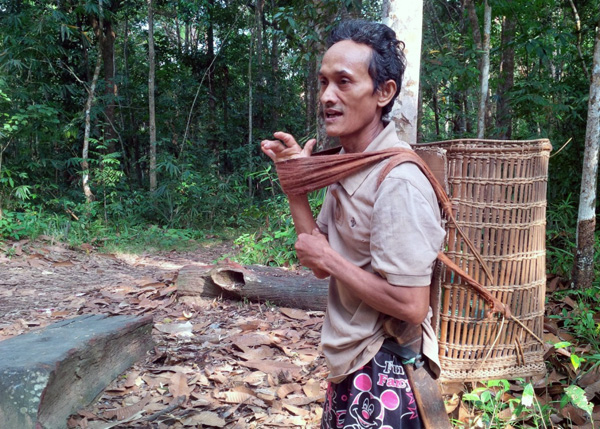 Paulus Gadis (52), warga Desa Petebang Jaya sesaat sebelum melaksanakan aktivitasnya sebagai petani. Foto: Andi Fachrizal