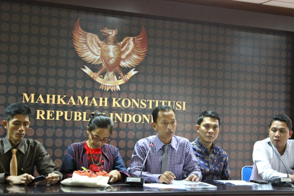Andi Muttaqien, koordinator Tim Advokasi Anti Mafia Hutan (di tengah), bersama Abetnego Tarigan (Walhi), Rukka S (AMAN), Mualimin P Dahlan (BPAMAN) kala jumpa pers usai memasukkan gugatan uji materil P3H di MK. Foto: Sapariah Saturi