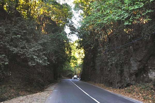 Jalan lama ini sebagian dipakai dan sebagian menggunakan jalur baru, terutama melewati Taman Nasional Bantimurung, yang mengancam koridor satwa. Foto: Eko Rusdianto