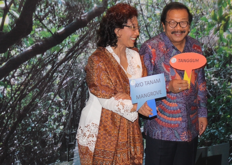 Menteri Kelautan dan Perikanan Susi Pudjiastuti bersama Gubernur Jawa Timur mengkampanyekan tanam mangrove dalam Konferensi Nasional Pengelolaan Sumber Daya Pesisir, Laut dan Pulau-Pulau Kecil di Surabaya, pada Rabu malam (19/11/2014). Foto : Petrus Riski