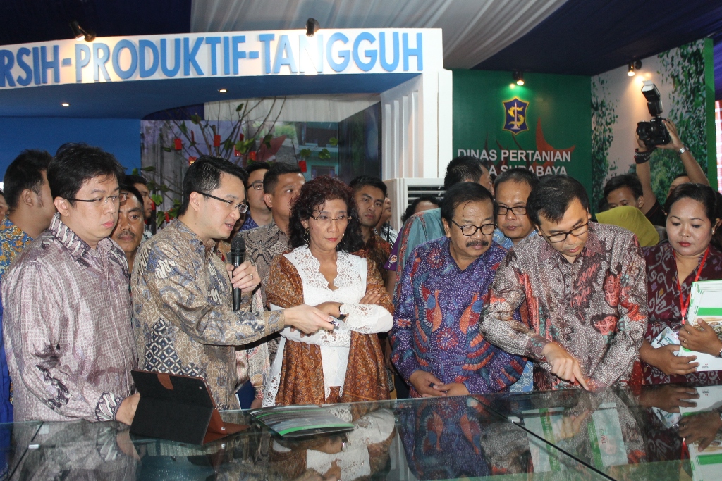 Menteri Kelautan dan Perikanan meninjau salah satu stand pameran kelautan dan perikanan dalam Menteri Kelautan dan Perikanan meninjau salah satu stand pameran kelautan dan perikanan di Surabaya. Foto : Petrus Riski