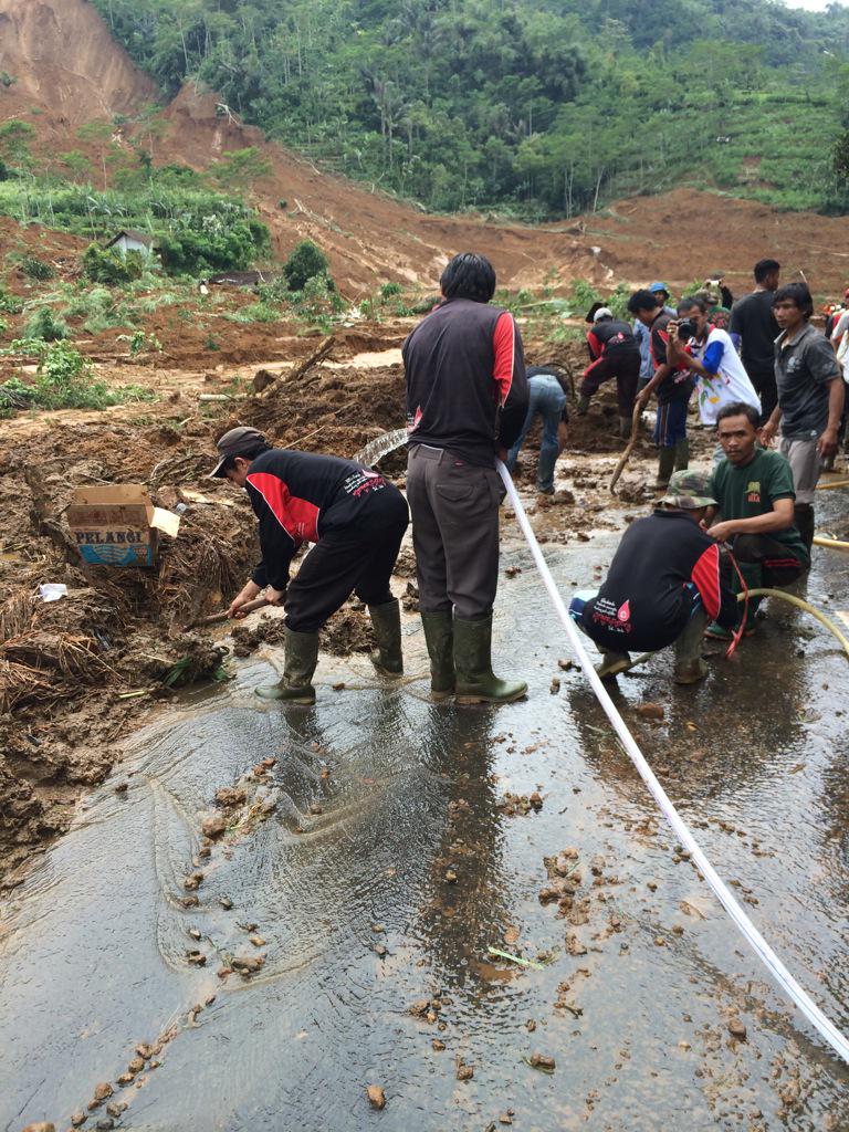 Proses evakuasi dan pencarian korban akibat bencana longsor di Dusun Jemblung, Desa Sampang, Kecamatan Karangkobar, Kabupaten Banjarnegara, Jawa Tengah yang terjadi pada Hari Jumat (12/12/2014). Foto : Gubernur Jawa Tengah Ganjar Pranowo