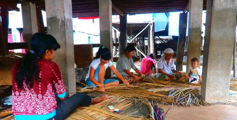 Warga Pedamaran, Kabupaten Ogan Komering Ilir (OKI), Sumatera Selatan, saat ini kesulitan memproduksi tikar purun. Padahal, produksi tikar ini sudah tersebar di Sumatera Selatan, Lampung, Bengkulu, hingga Bangka Belitung. Pemerintah OKI juga menjadikan kerajinan purun sebagai produk khas OKI. Foto: Romi Maradona