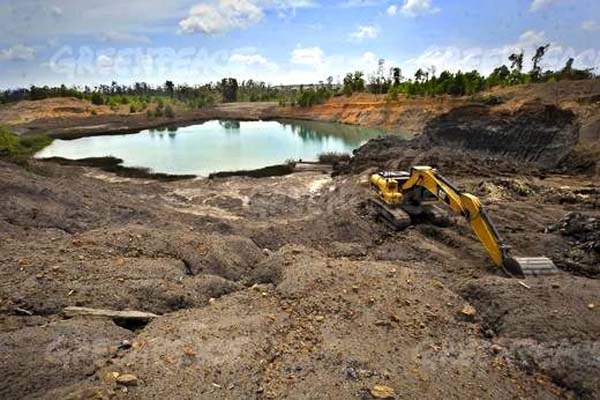 Kolam tambang di gambang batubara Asam-asam, Kalsel. Greenpeace mendesak pemerintah daerah dan pusat untuk menghentikan industri tambang batubara yang meracuni sumber air dan lingkungan dan berdampak buruk baru masyarakat. Foto: Yudhi Mahatma/ Greenpeace