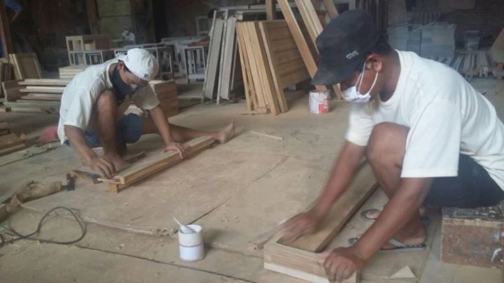 Pekerja di CV Max, UKM yang sudah memiliki sertifikasi SVLK. Mereka menerima kayu bersertifikasi juga dari hutan warga. Foto: Indra Nugraha