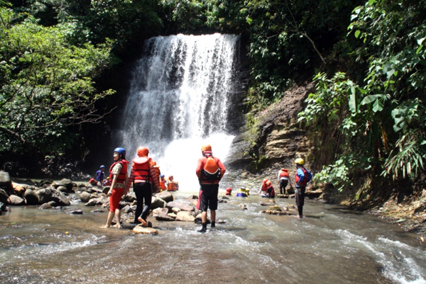 Air Terjun Perigi, Lahat yang banyak dikunjungi masyarakat karena indah dan mudah diakses. Foto Syaifudin Zuhri