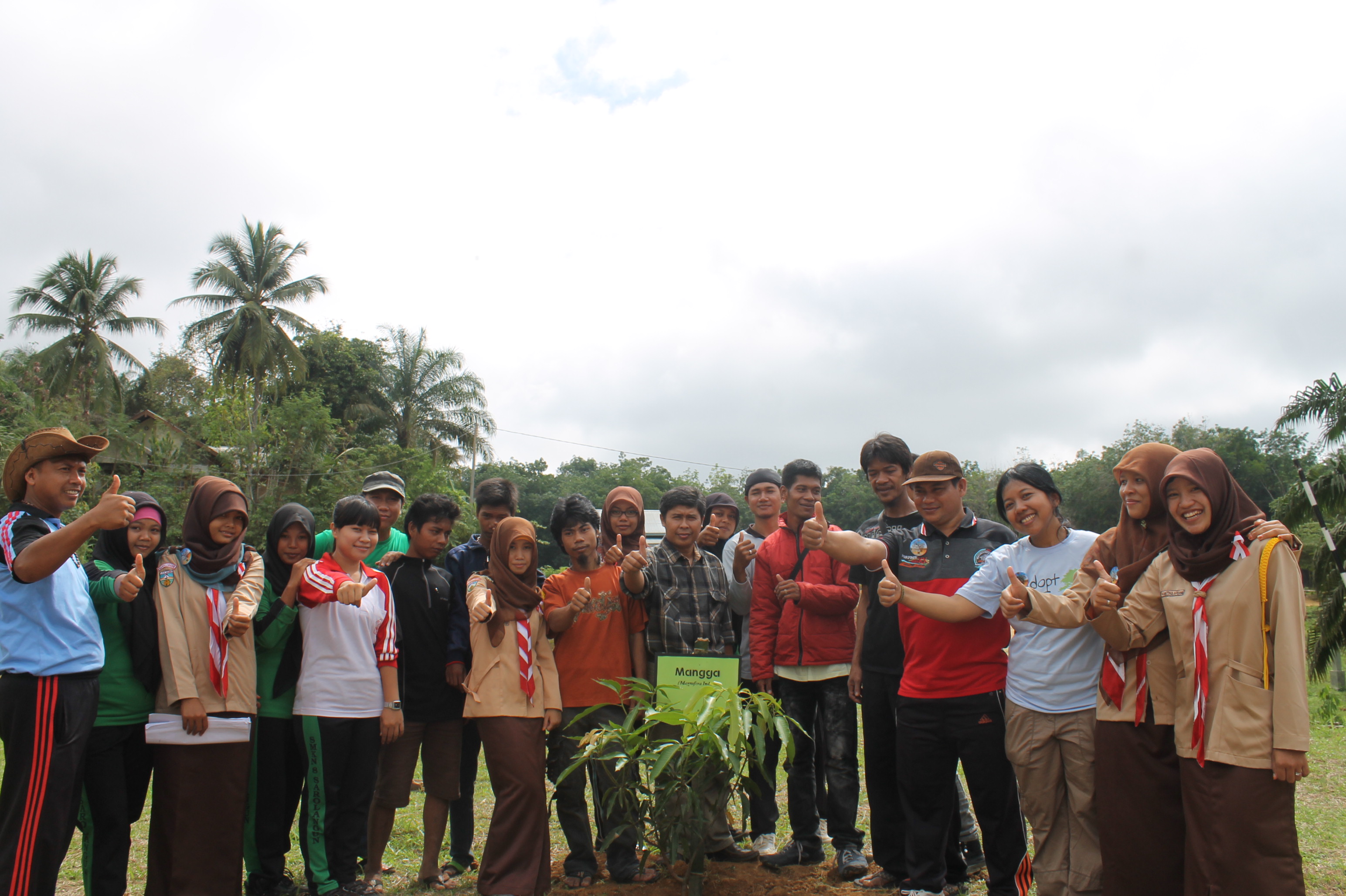Aksi penanaman pohon di sekolah sebagai bagian dari Program Sekolah Hijau yang digagas KKI Warsi dan Balai Taman Nasional Bukit Dua Belas, Jambi. Foto : Elviza Diana