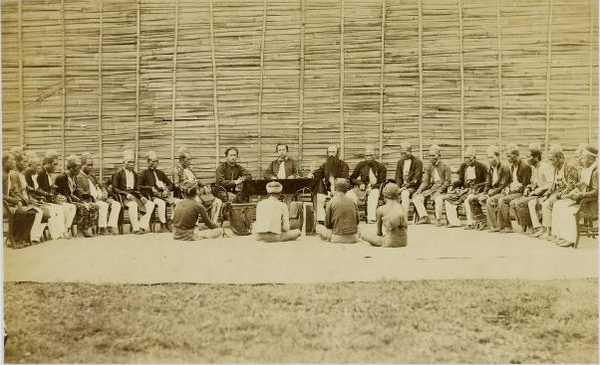 Sebuah foto lama dari abad 19 di masa kolonial Belanda. Pengadilan berdasarkan adat Rejang. Dalam gambar sedang berlangsung pengadilan bagi terdakwa yang melakukan pencurian. Sumber: Wikipedia