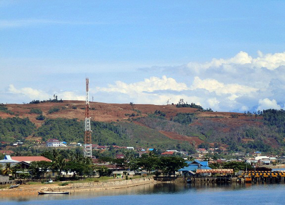Inilah pemandangan miris yang terlihat saat memasuki Kabupaten Morowali Utara. Posisi Kota Kolonodale, ibu kota kabupaten, berada di bawah lokasi tambang PT. Mulia Pasific Resources, anak perusahaan PT. Central Omega Resources Tbk. Foto: Wardi Bania