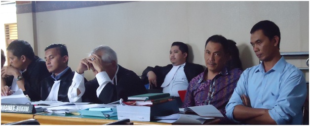 Sidang kasus kebakaran hutan dan lahan PT Nasional Sago Prima (PT NSP) dengan terdakwa Erwin, General Manajer PT NSP (batik biru, dua dari kanan) dan Nowa Dwi Priono, Manajer PT NSP (paling kanan)di Pengadilan Negeri Bengkalis, Riau pada Selasa (06/01/2015). Foto : Made Ali.