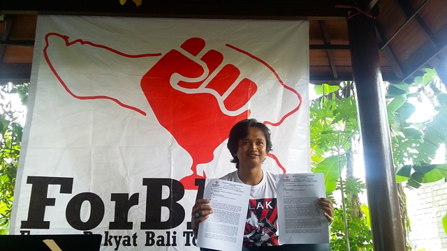 Suriadi Darmoko, Direktur Walhi Bali menunjukkan surat yang dilayangkan kepada dua menteri Jokowi. Foto: Luh De Suryani