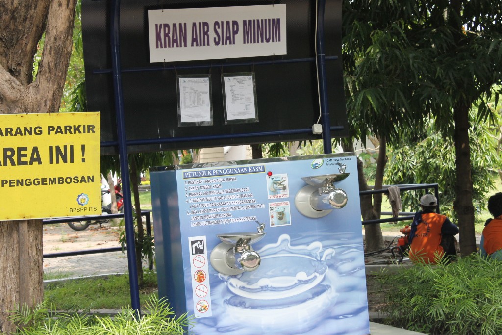 Kran air siap miinum, fasilitas air bersih layak minum yang terdapat di kampus ITS Surabaya. Pemerintah masih harus memperbanyak fasilitas air bersih seperti itu di masyarakat. Foto : Petrus Riski