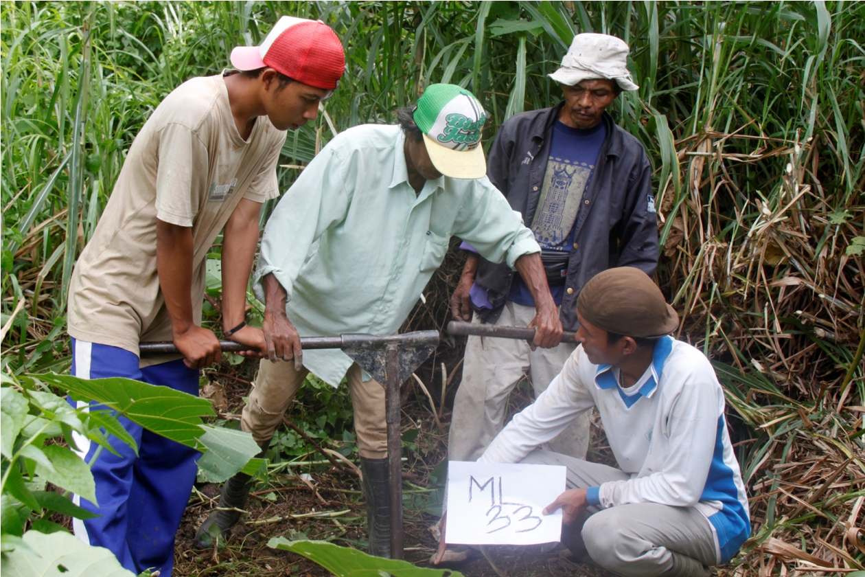 Masyarakat Nagari Guguk Malalo turut serta membantu dalam pengambilan sampling kondisi hidrogeologi untuk audit lingkungan PLTA Singkarak. Foto: Riko Coubut