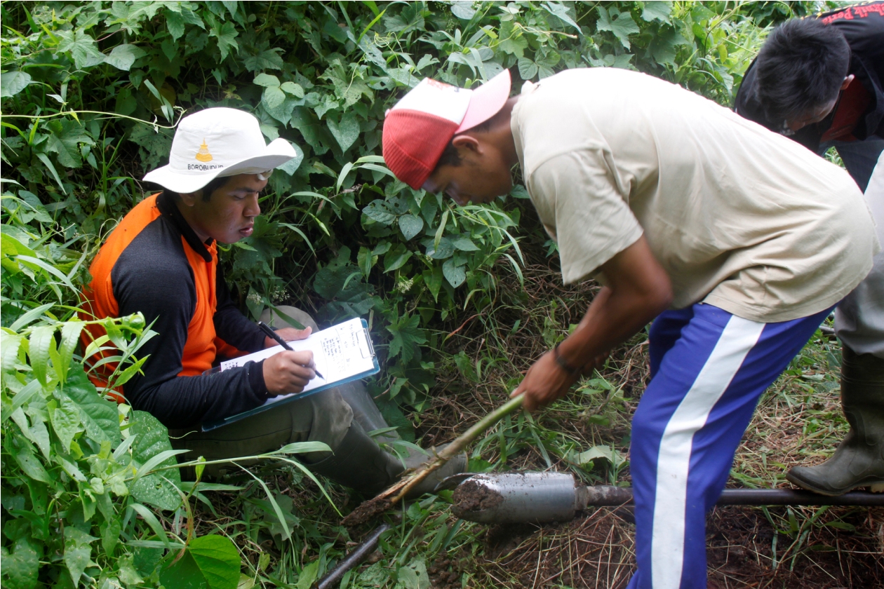 Tim audit lingkungan PLTA Singkarak, Sumatera Barat melakukan pengeboran tanah dibeberapa titik guna mendapatkan data kondisi hidrogeologi di sekitar Nagari Guguk Malalo. Foto: Riko Coubut