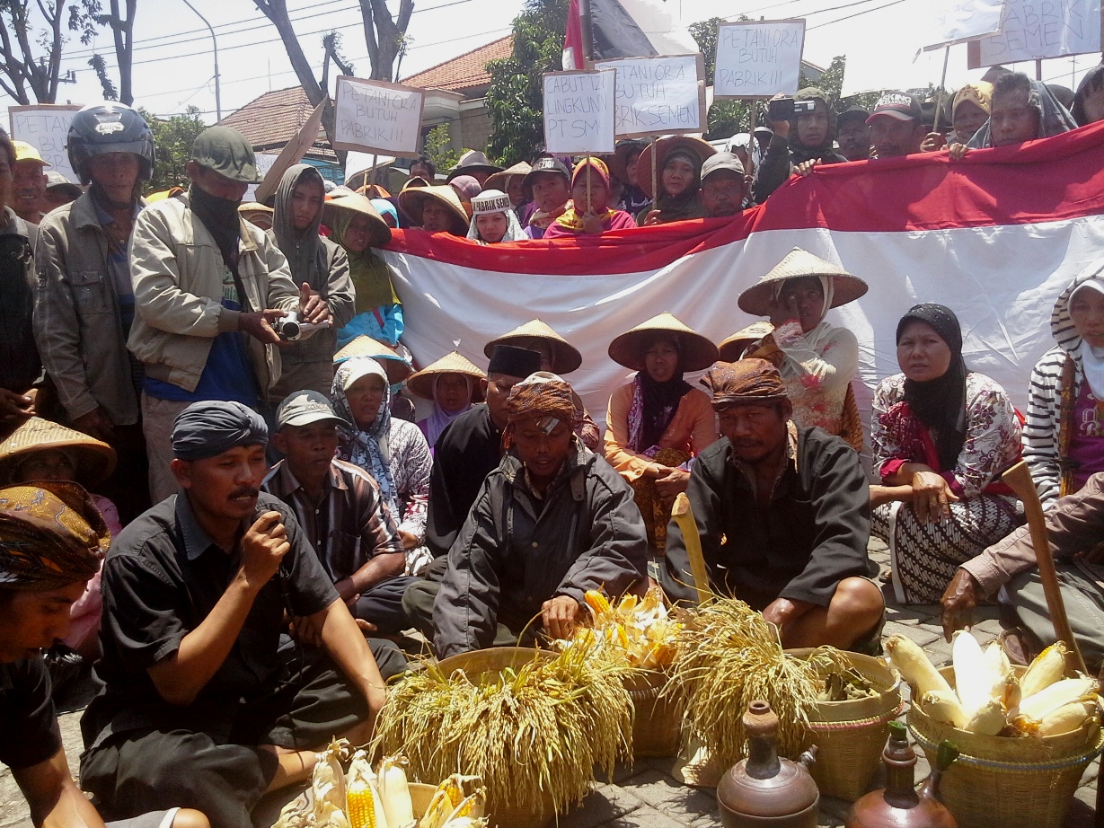 Koordinator aksi, Gunretno bersama dengan ratusan Warga Pati yang menggugat Surat Keputusan Bupati Pati yang memberikan izin pertambangan dan pabrik semen di PTUN Semarang. Foto : Tommy Apriando