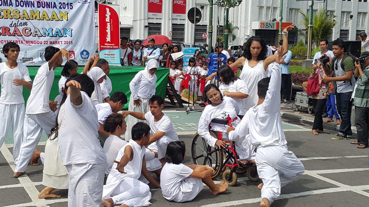 Kegiatan kampanye Sahabat Lingkungan Yogyakarta di Nol Kilometer Yogyakarta di hari air sedunia. Mereka mengajak masyarakat Jogja peduli akan kelestarian air. Foto : Tommy Apriando