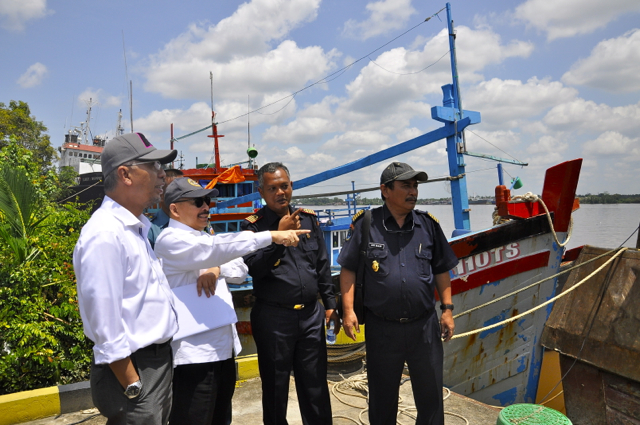 Mas Achmad Santosa, Ketua Satgas Anti Illegal Fishing (kedua kiri), kala ke Pontianak, Kalimantan Barat, melihat kapal-kapal asing yang diamankan. Foto: Asenaty Pahlevi