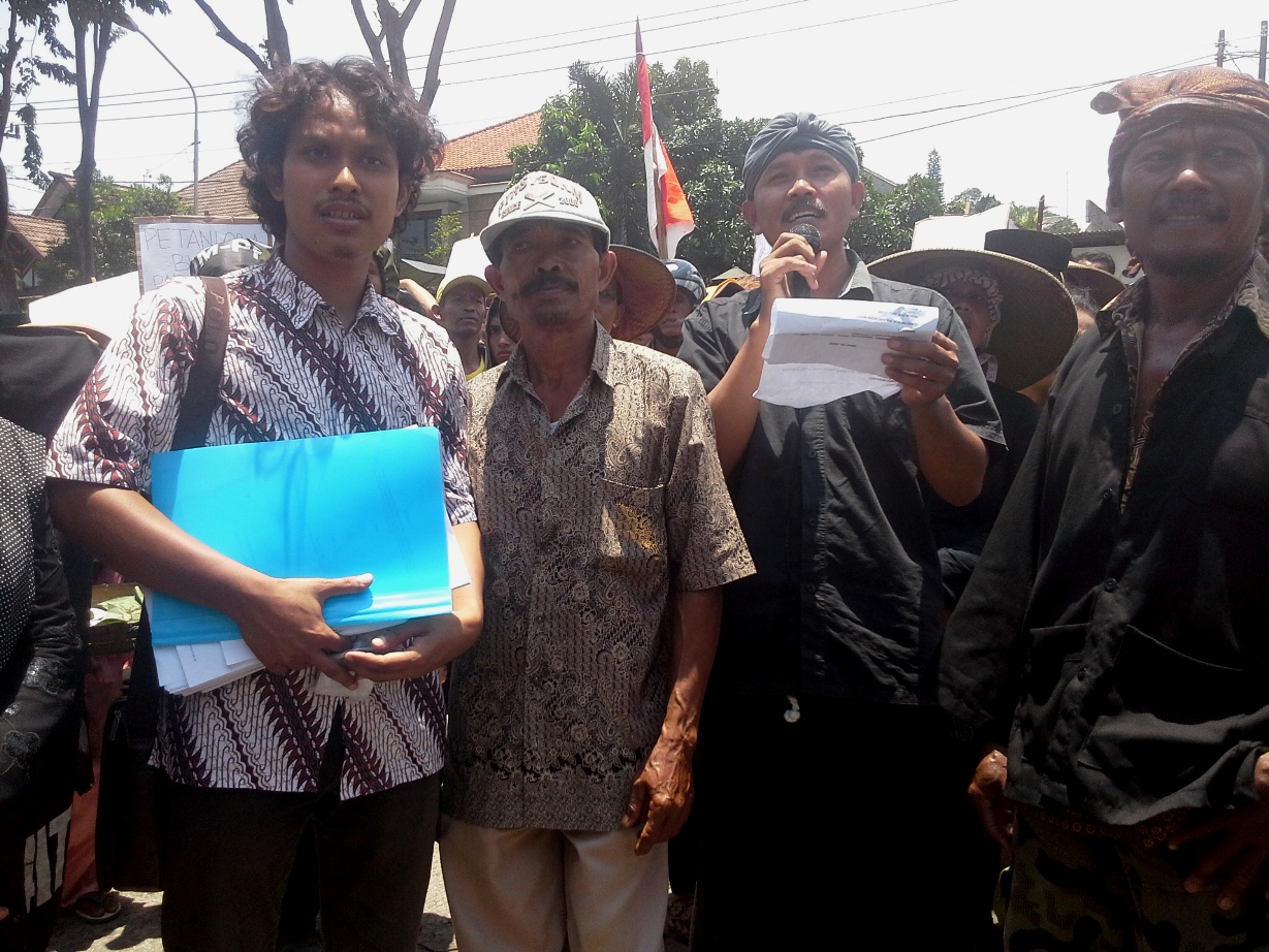 Zainal Arifin dari LBH Semarang sebagai kuasa hukum Warga Pati, mengajukan gugatan ke PTUN Semarang terhdap Surat Keputusan Bupati Pati yang memberikan izin pertambangan dan pabrik semen. Foto : Tommy Apriando