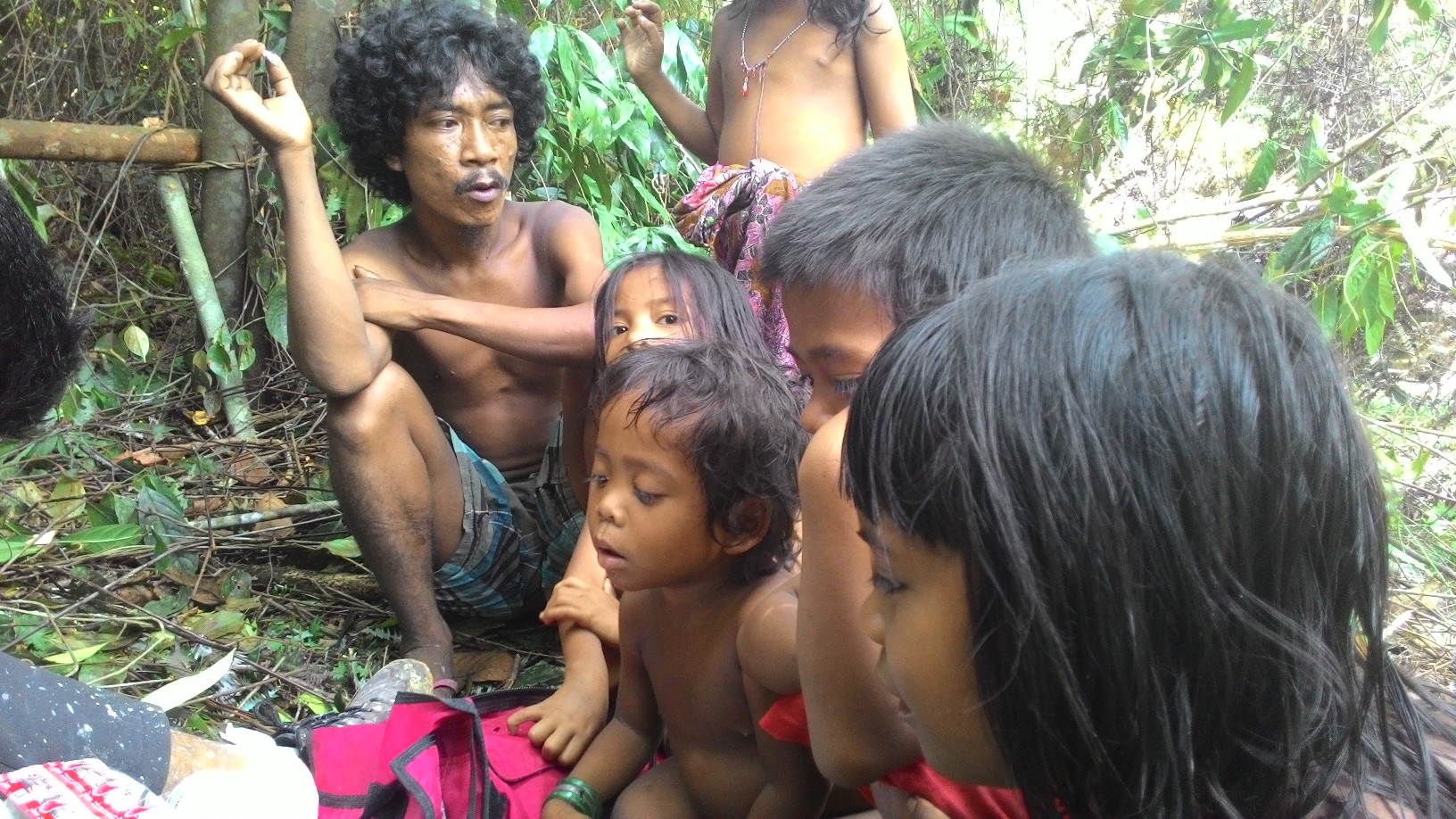 Satu kelompok Orang Rimba, Jambi. Mereka perlu mendapatkan perhatian dari semua pihak,terutama dari pemerintah. Foto : KKI Warsi