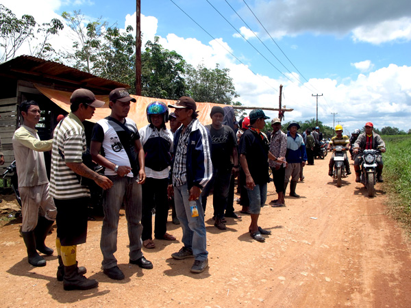 Warga dan buruh harian PT. Bumi Pratama Khatulistiwa (BPK) sedang berkumpul dan memblokir akses jalan utama menuju perusahaan sawit milik Wilmar Group, Rabu (1/4/2015). Foto: Andi Fachrizal