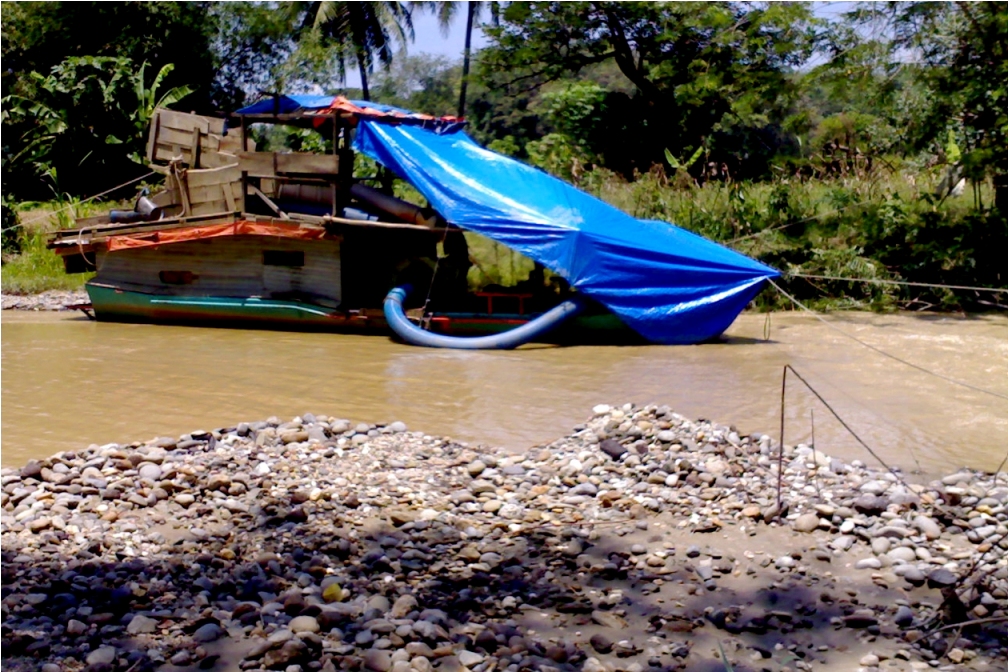Aktiiftas penambangan liar di badan sungai dengan menggunakan kapal keruk (sedot) di Kabupaten Sijunjung, Sumatera Barat. Foto: Riko Coubut