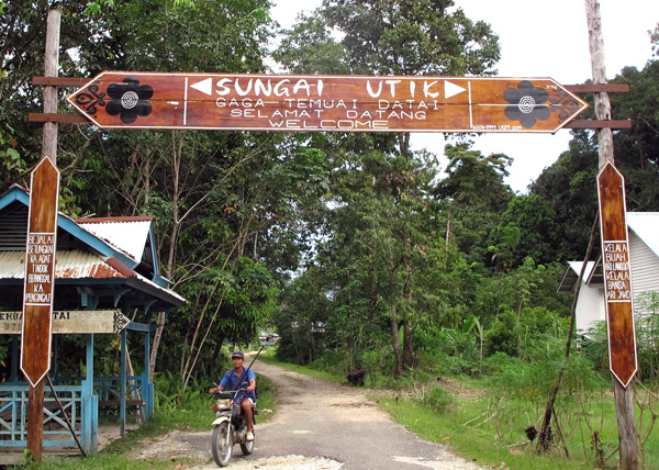 Pintu gerbang Dusun Sungai Utik, Desa Batu Lintang, Kecamatan Embaloh Hulu, Kabupaten Kapuas Hulu, Kalimantan Barat. Foto: Andi Fachrizal