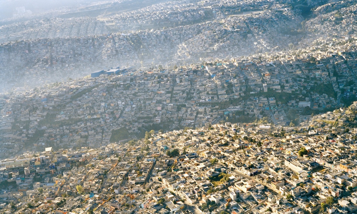 Mexico City, ibukota negara Mexico dengan lanskap yang sepenuhnya diisi pemukiman yang sangat padat, menggusur wajah-wajah alam. (Photograph: Pablo Lopez Luz)