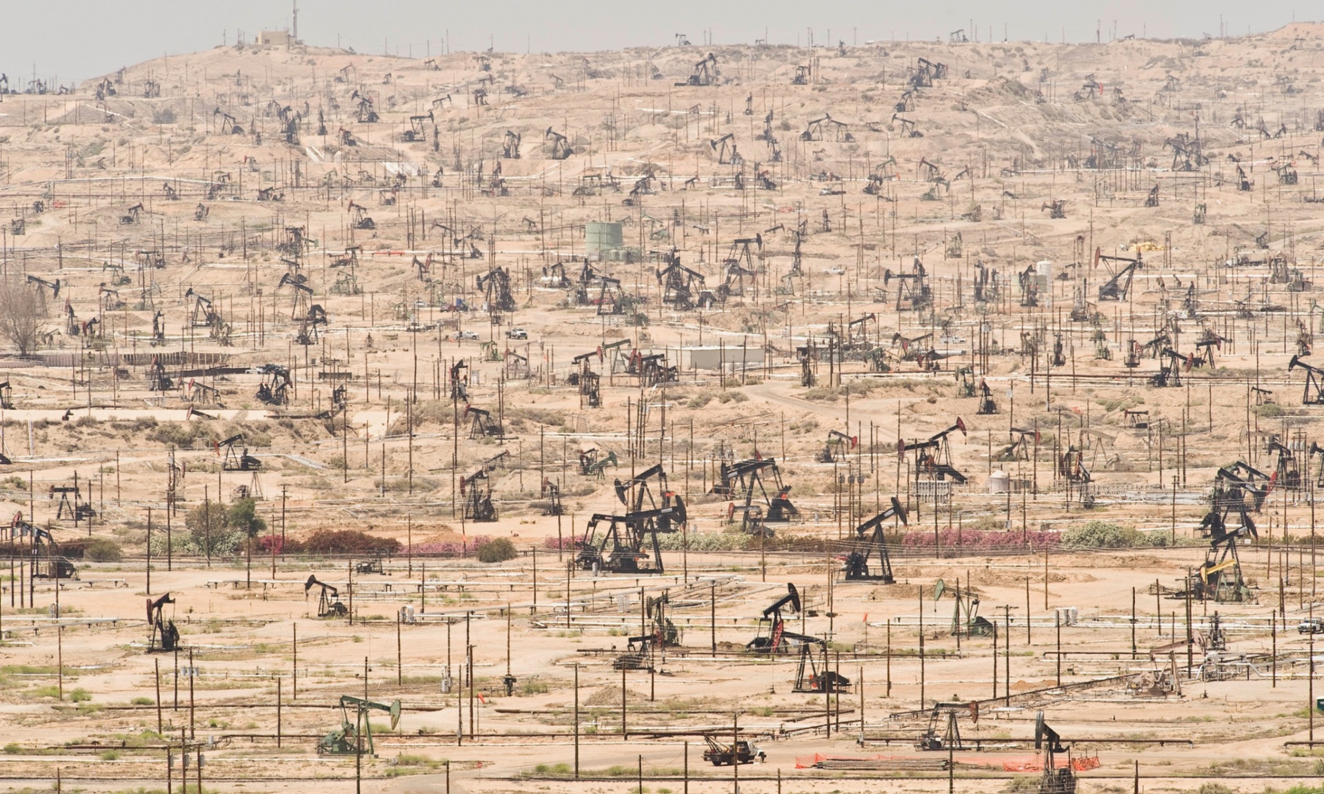 Ladang-ladang minyak yang mulai menyusut cadangannya adalah satu lagi gejala nyata bahwa sumber daya alam akan habis jauh sebelum perkiraan semua orang. Seperti terlihat di the Kern River Oil Field di California, AS. Foto: Mark Gamba/Corbis