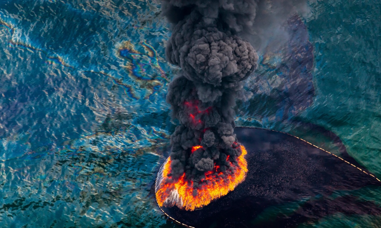 Foto udara dari api yang membakar minyak yang tumpah di Teluk Meksiko pada 2010 (Photograph: Daniel Beltra/Greenpeace)