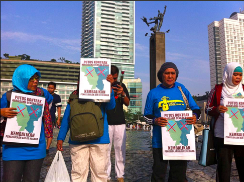 Aksi warga menolak privatisasi air Jakarta dan mendesak pemerintah daerah segera memutus kontrak kerja sama dengan operator swasta. Foto: Change.org