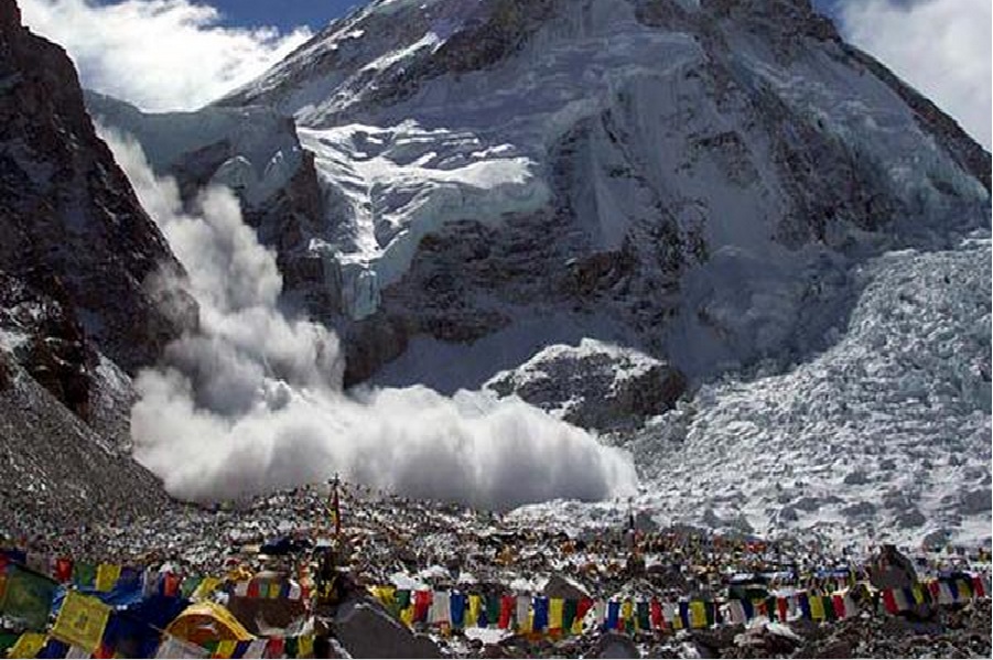 Longsoran salju (avalanche) di sisi selatan Gunung Everest saat terjadi gempa di Nepal pada Sabtu (25/04/2015). Foto : Northmen PK 